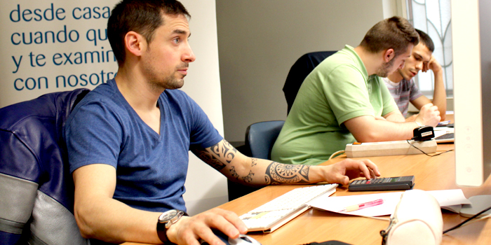 Alumnos de INAV realizan los exámenes de la ESO para adultos